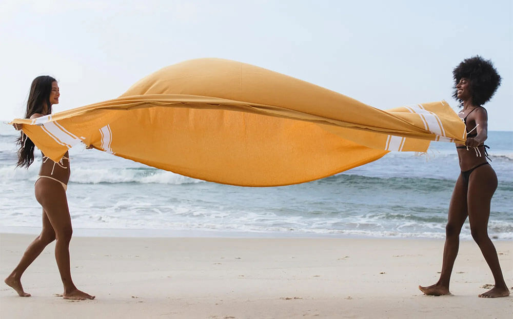 fouta votre drap de plage qui se transforme en tapis de plage