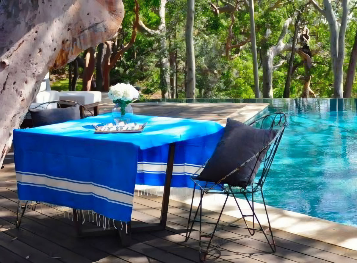 Serviette fouta écologique séchant à l’air libre, illustrant les avantages écologiques des serviettes fouta