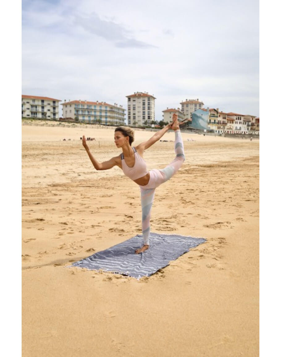 seance-de-yoga-en-plein-air-avec-une-fouta-pour-yoga-de-chez-casa-fouta-france