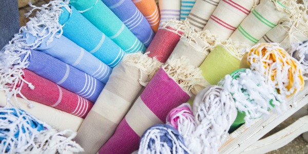 taille de fouta petite ideal pour plage ou voyage Serviettes colorées enroulées, présentation attrayante.