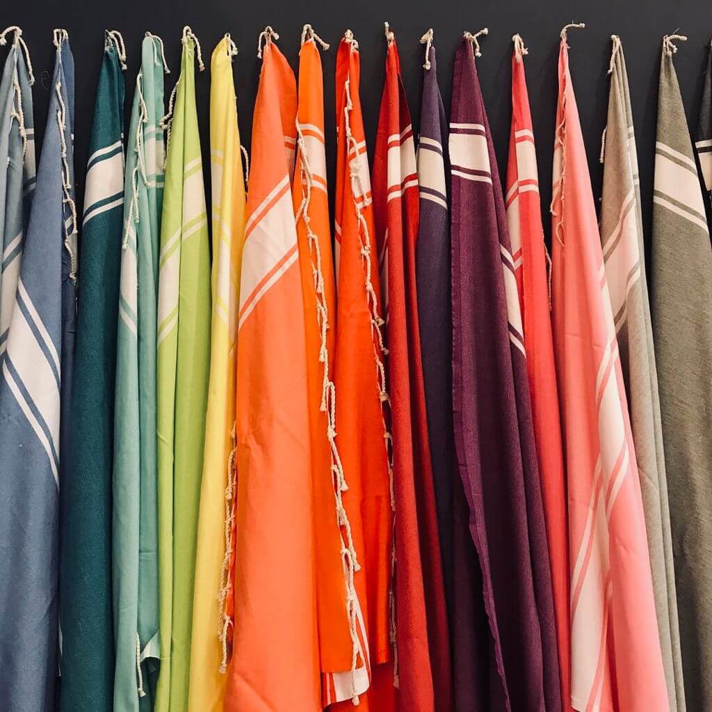 Collection de serviettes colorées suspendues.